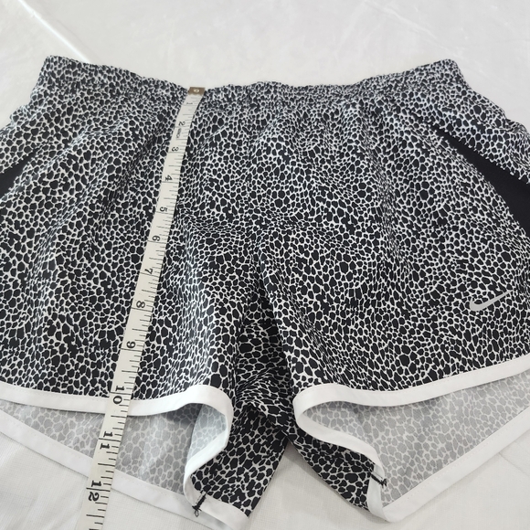 Nike Size Small Women's Black and White Running Shorts - Picture 4 of 9